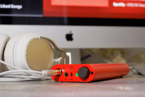 iFi iDSD Diablo fejhallgat&oacute; erős&iacute;tő piros